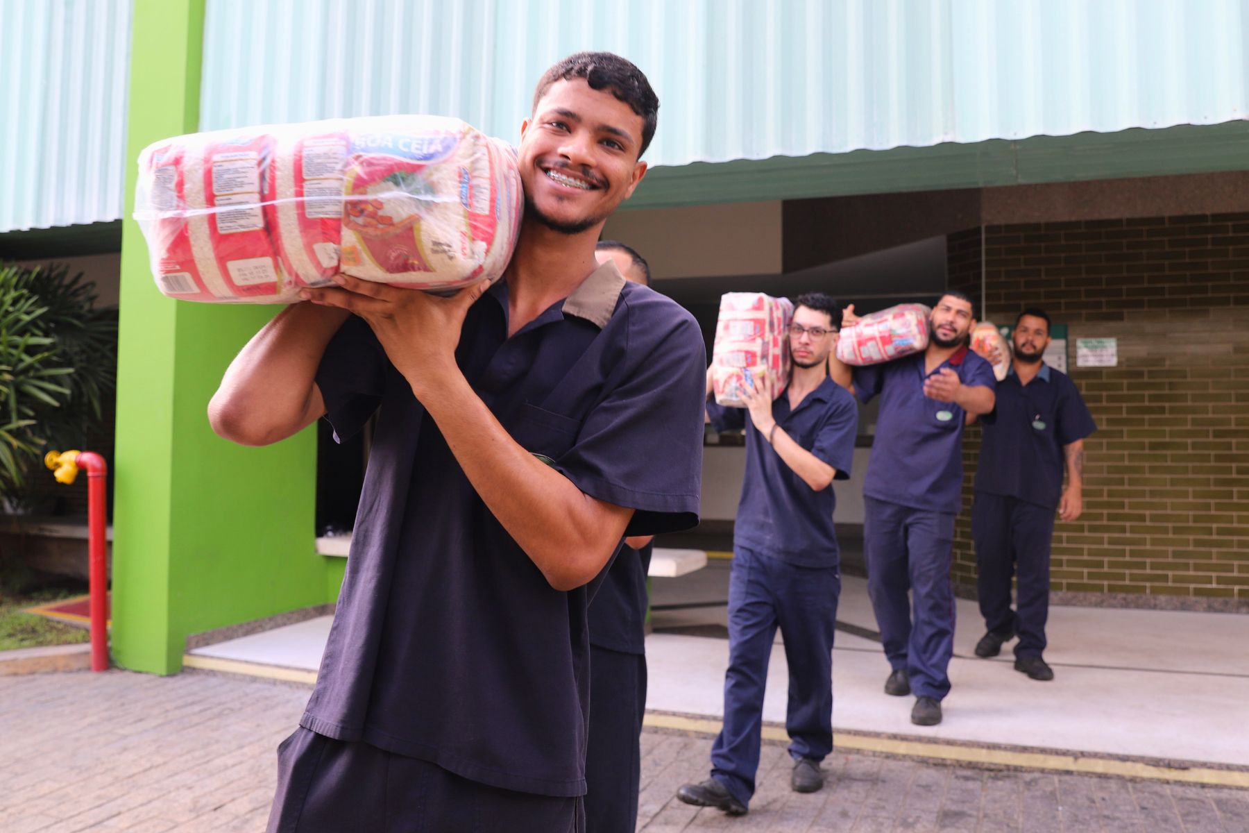 Natal Mais mais de quatro toneladas de alimentos são entregues a