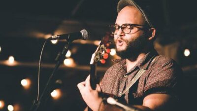 Cantor da Baixada, João Azevedo homenageia festas juninas no single “Marmió”