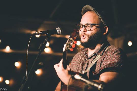 Cantor da Baixada, João Azevedo homenageia festas juninas no single “Marmió”