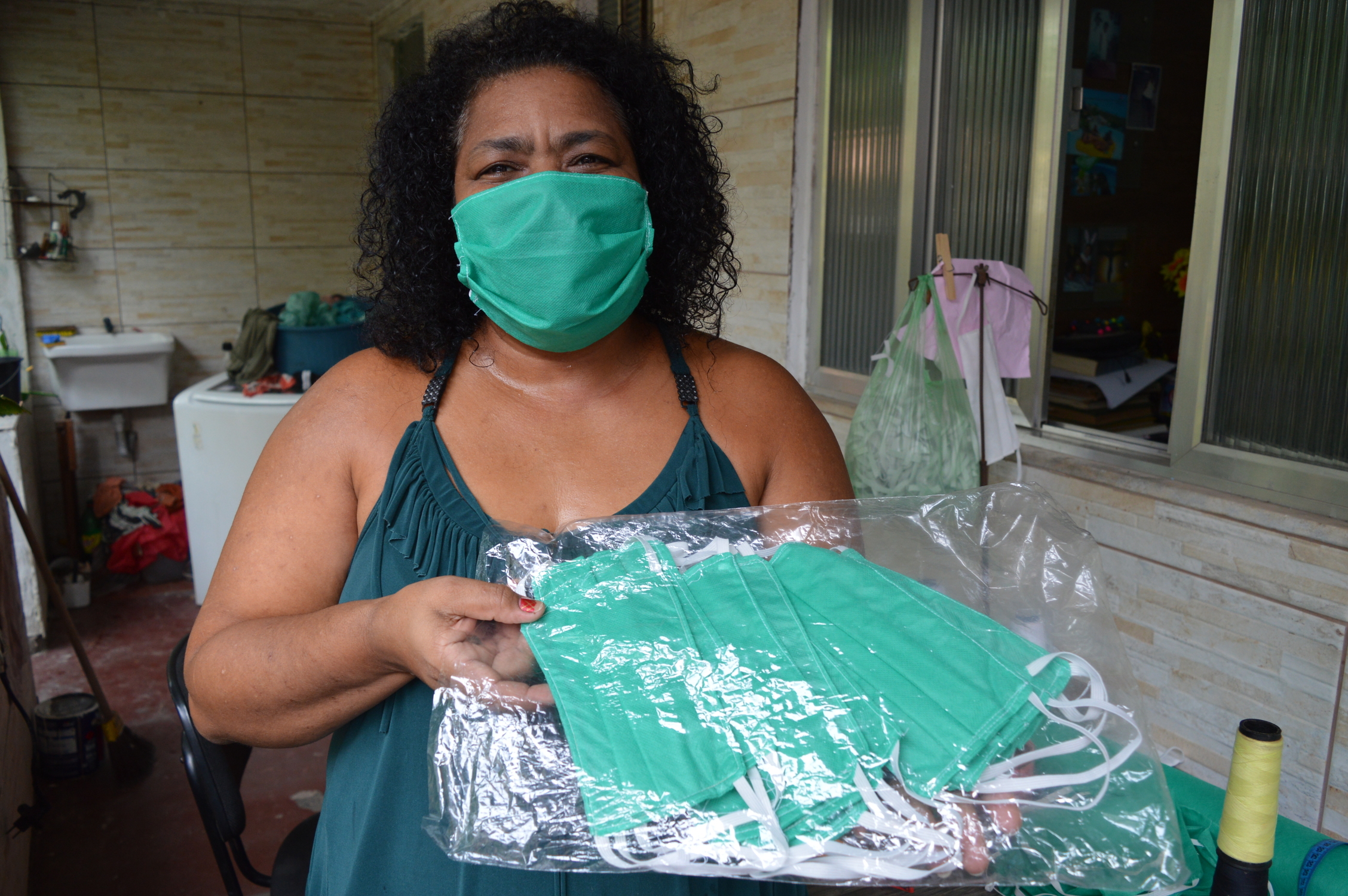 Artesãs de Queimados costuram máscaras para ajudar no combate ao Coronavírus
