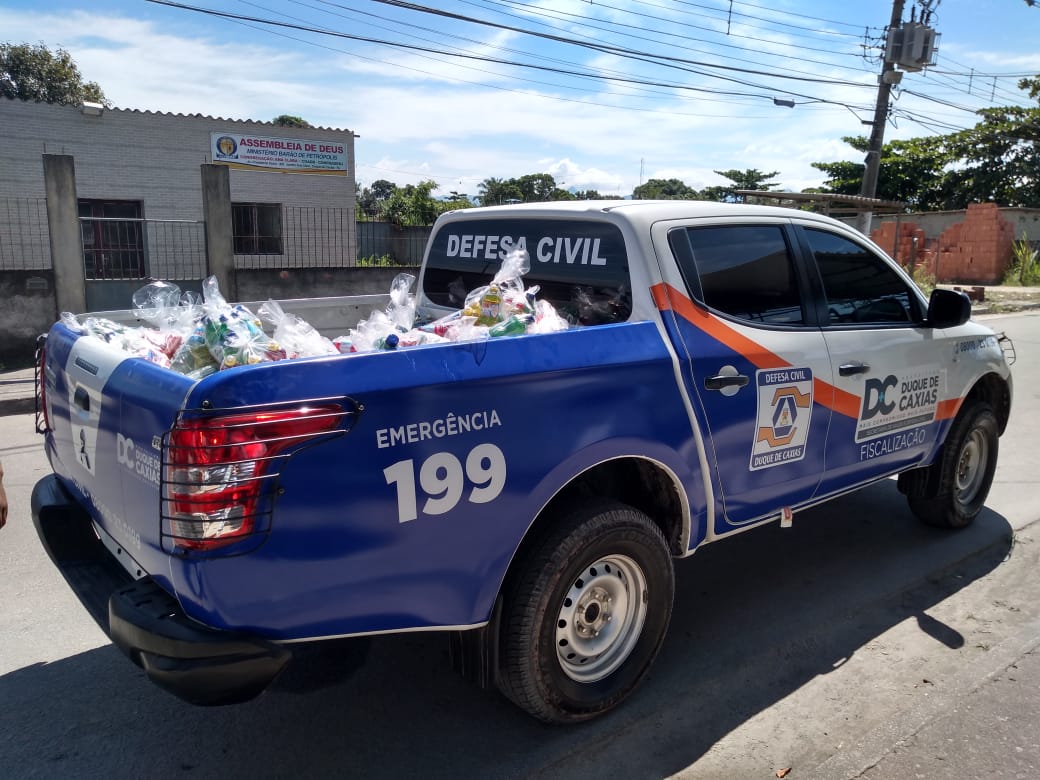 Duque de Caxias distribui kits de limpeza para moradores de comunidades