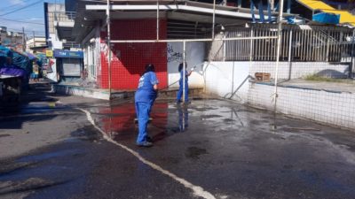 Duque de Caxias higieniza ruas para enfrentar o coronavirus