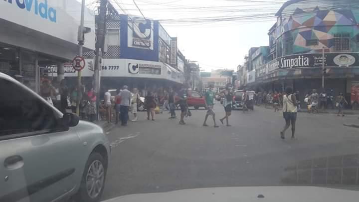 Com comércio fechado, Meriti registra grandes aglomerações de pessoas nas ruas
