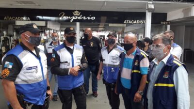 Duque de Caxias fecha feira de roupas com 300 lojas abertas