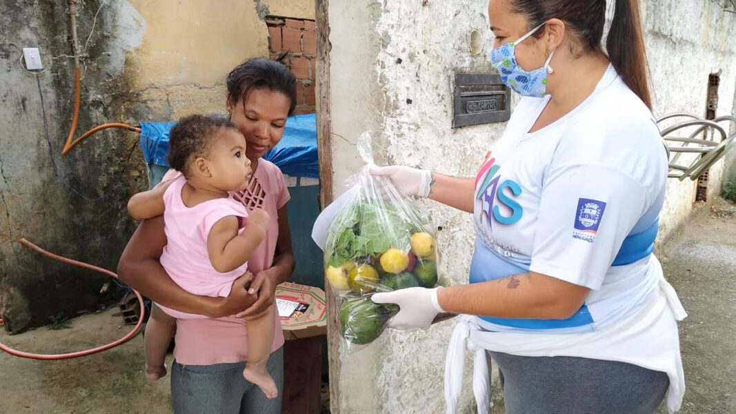 Nova Iguaçu entrega 300 cestas de alimentos para famílias dos programas PIPAS e Mamãe Presente