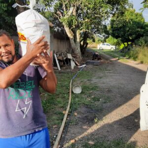 Queimados distribui cestas básicas para agricultores