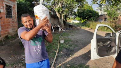 Queimados distribui cestas básicas para agricultores