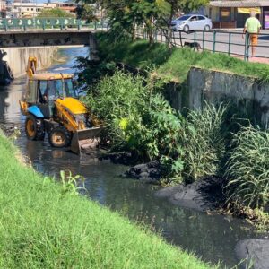 Queimados realiza limpeza de rios e córregos