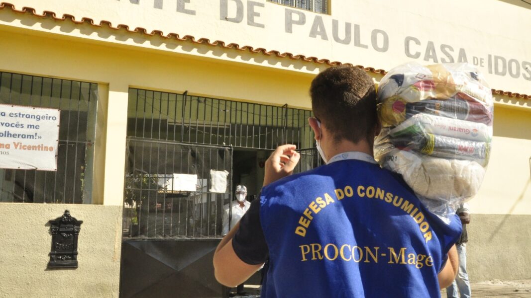 Procon Magé doa alimentos e materiais de higiene para o Lar São Vicente de Paulo