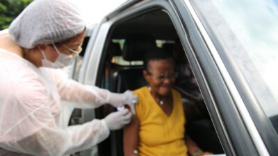 Duque de Caxias promove drive-thru de vacinação contra gripe