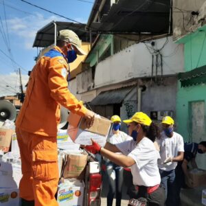 Duque de Caxias distribui kits de limpeza na Vila Operária