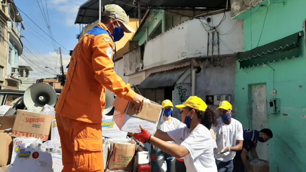 Duque de Caxias distribui kits de limpeza na Vila Operária