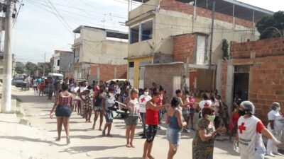 Sesc e Cruz Vermelha distribuem refeições em comunidades de Duque de Caxias