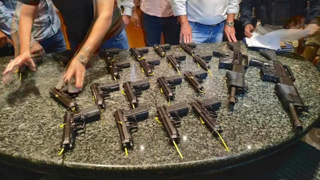 Duque de Caxias recebe armas de fogo para uso da Guarda Municipal