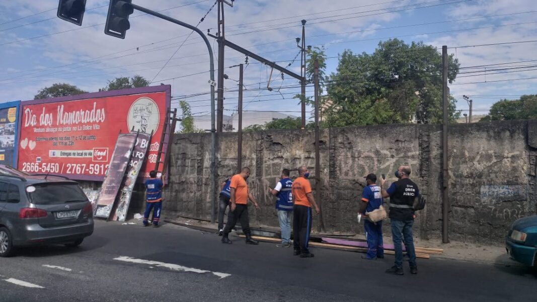 ‘Operação Vista Limpa’ retira outdoors das ruas de Nova Iguaçu