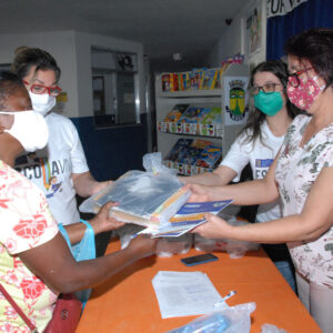 Magé distribui  kits de alimentação, assepsia e material escolar