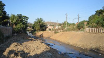 Prevenção a enchentes: Programa ‘Limpa-Rio’ chega ao Rio Abel, em Queimados