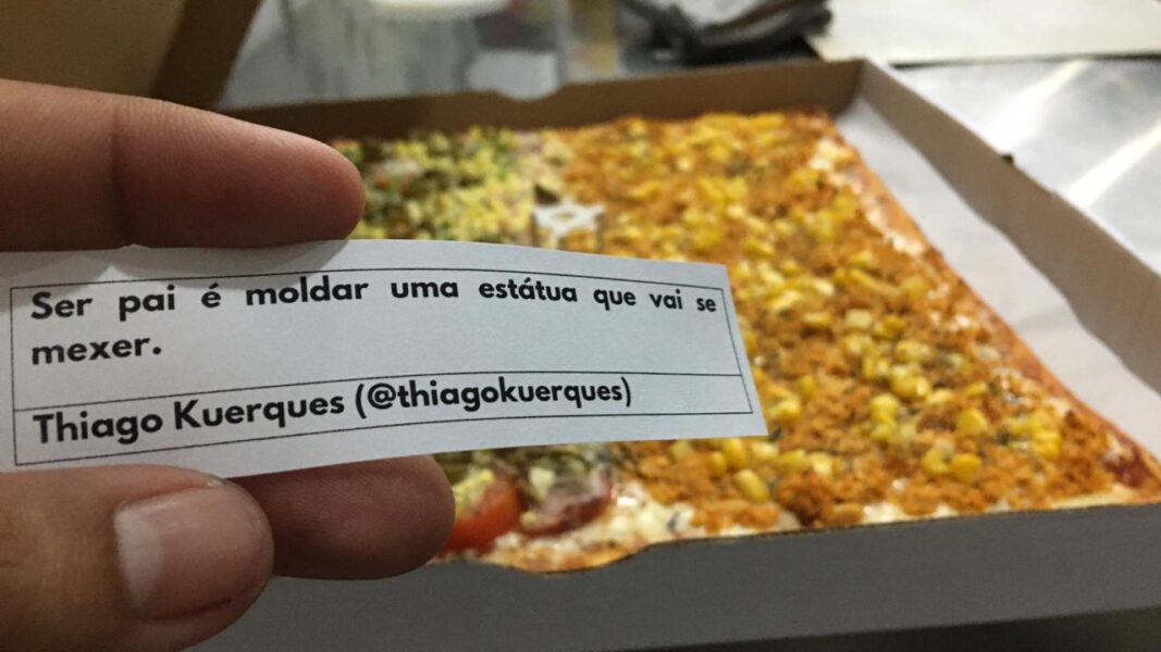 Pizzaria em Nova Iguaçu entrega massas com textos e desenhos de artistas locais