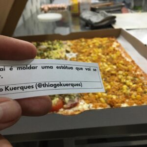 Pizzaria em Nova Iguaçu entrega massas com textos e desenhos de artistas locais