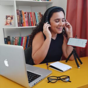 Escritora iguaçuana cria podcast sobre literatura