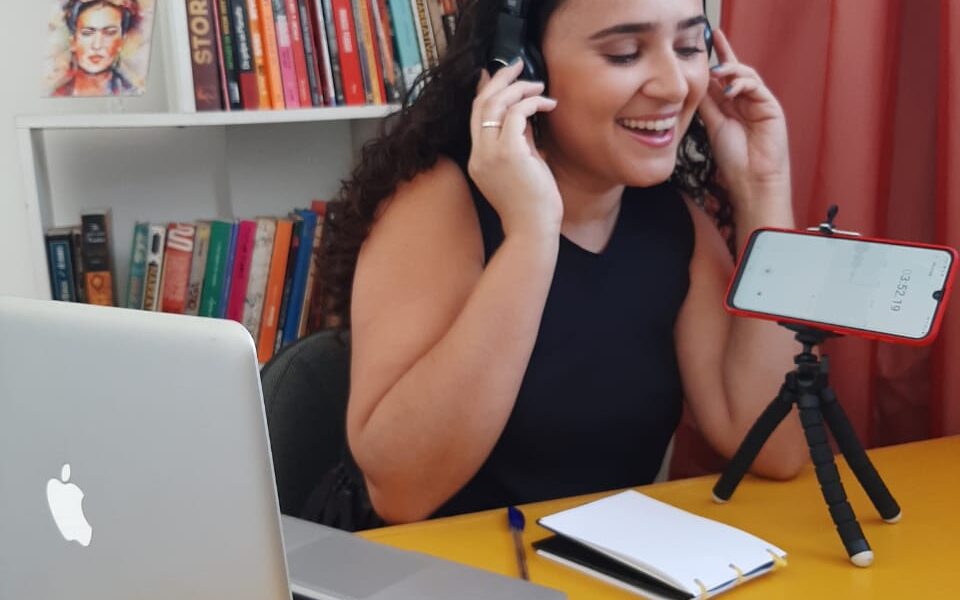 Escritora iguaçuana cria podcast sobre literatura