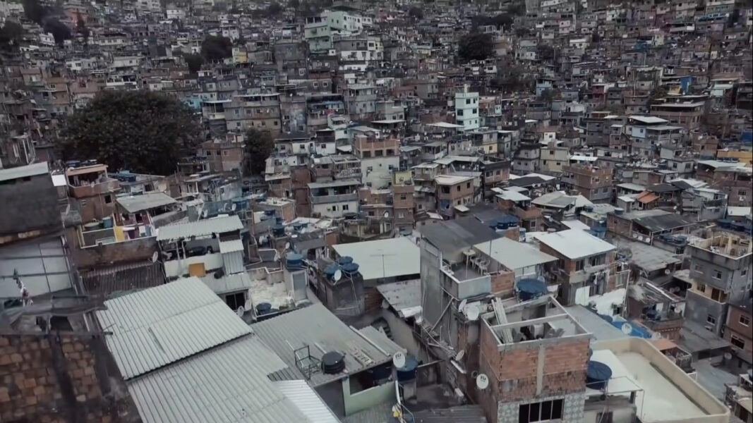 Observatório de Favelas lança podcast sobre proteção a crianças, adolescentes e jovens