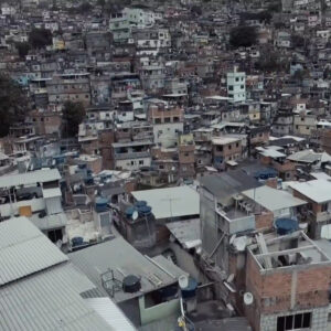 Observatório de Favelas lança podcast sobre proteção a crianças, adolescentes e jovens