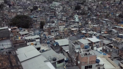 Observatório de Favelas lança podcast sobre proteção a crianças, adolescentes e jovens
