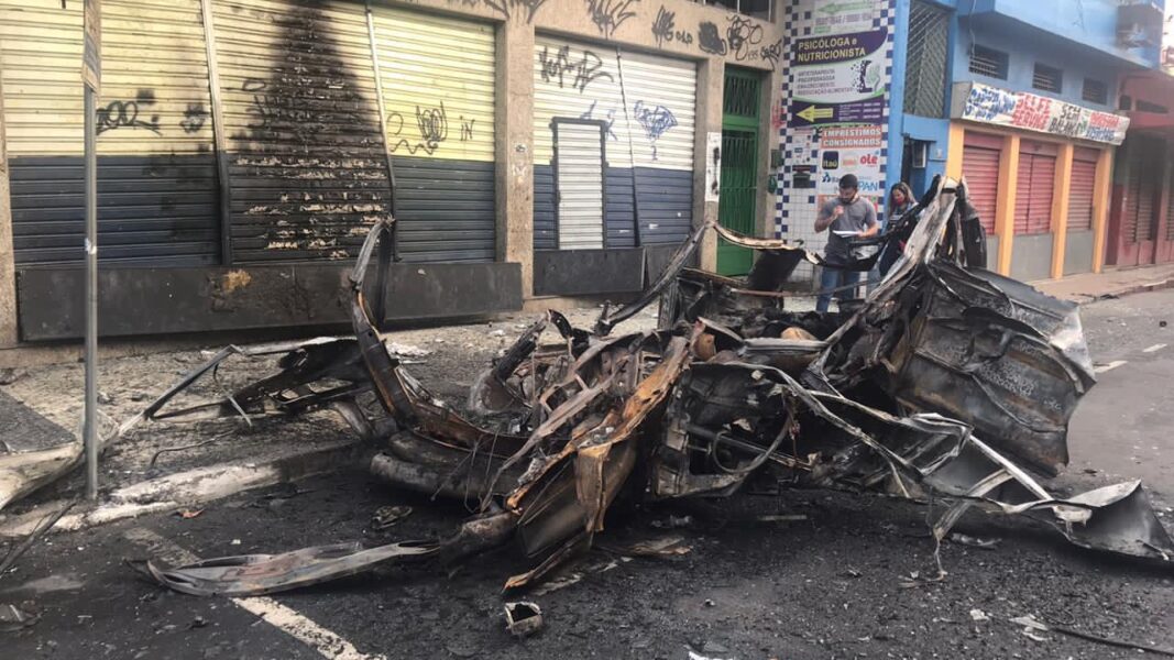 Defesa Civil vistoria edifícios após explosão de carro no Centro de São João de Meriti