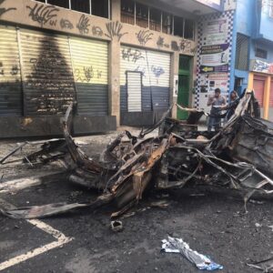 Defesa Civil vistoria edifícios após explosão de carro no Centro de São João de Meriti