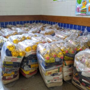 Meriti distribui cestas básicas aos estudantes da rede municipal