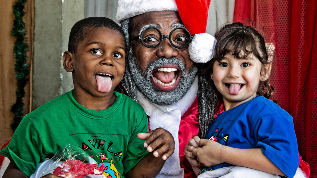 Papai Noel negro fará live especial de Natal nas redes da ONG Favela Mundo