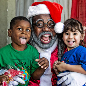 Papai Noel negro fará live especial de Natal nas redes da ONG Favela Mundo