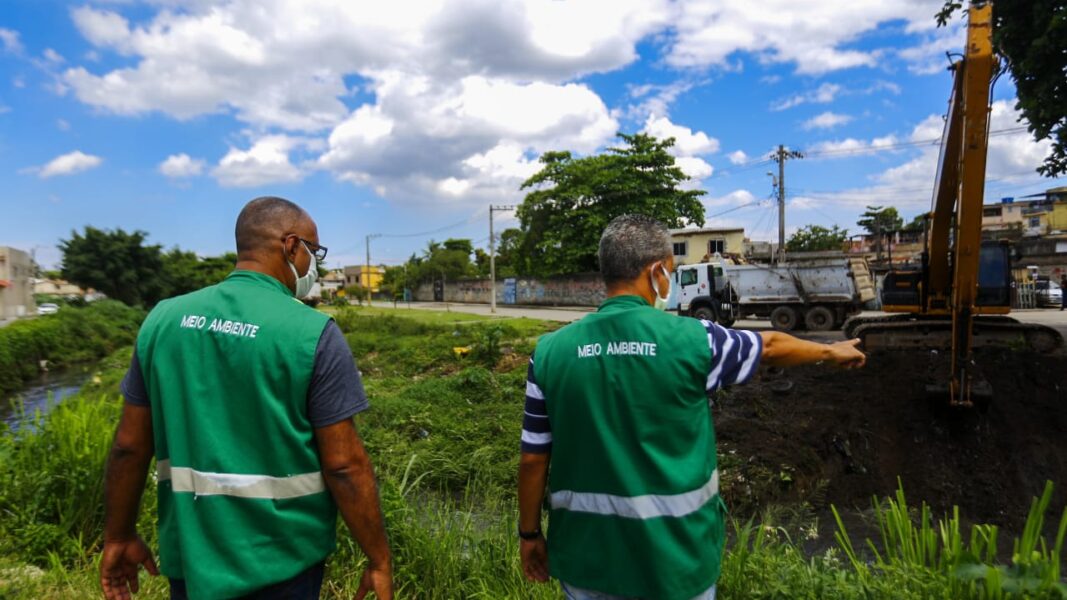 Projeto ‘Limpa Rio’ começa a dragar Canal Maxambomba em Belford Roxo