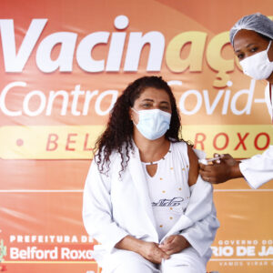 Técnica de enfermagem é a primeira pessoa a ser vacinada contra a Covid-19 em Belford Roxo