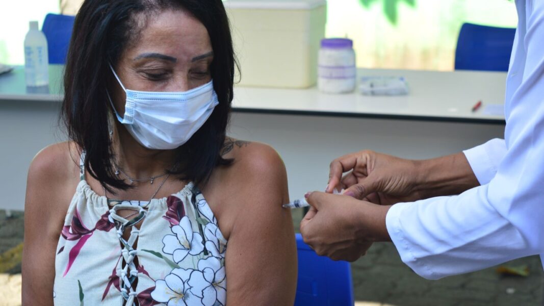Primeira pessoa vacinada contra Covid em Japeri atua na saúde municipal há 30 anos
