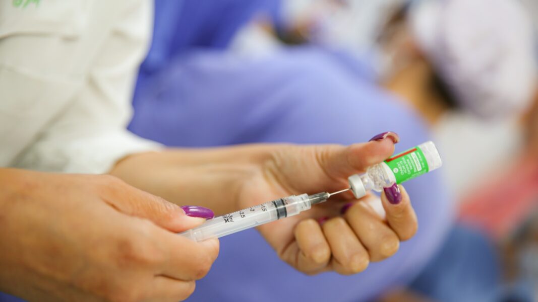 Duque de Caxias recebe 7.090 doses da vacina Oxford/Astrazeneca
