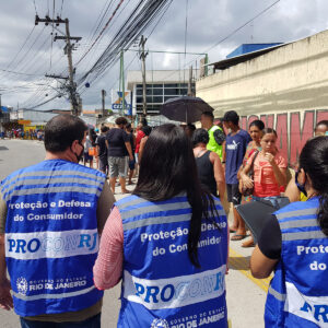 Aglomeração: Procon flagra fila de banco com mais de 200 pessoas na Baixada Fluminense