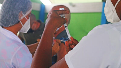 Paracambi vacina idosos de 75 a 79 anos até o dia 12 de março