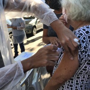 Duque de Caxias apresenta cronograma de vacinação para idosos acima de 80 anos