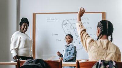 FAETEC lança vagas para professor, instrutor, pedagogo e agente administrativo bolsista