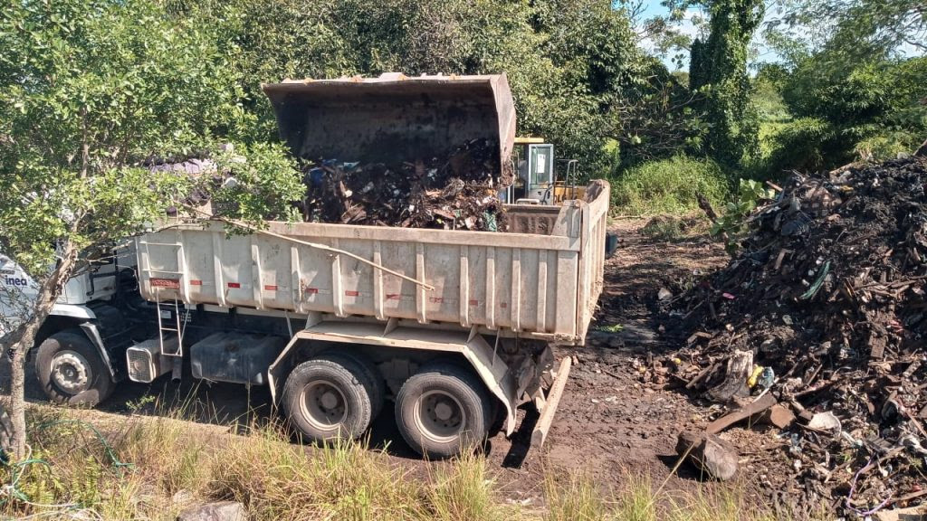 INEA retira 250 toneladas de lixo na barragem do Rio Sarapuí