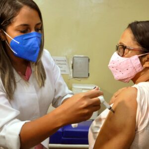 Pessoas com diabetes, hipertensão e outras comorbidades começam a ser vacinadas na Baixada Fluminense