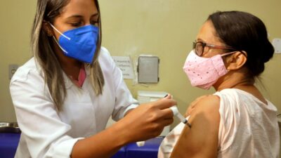 Pessoas com diabetes, hipertensão e outras comorbidades começam a ser vacinadas na Baixada Fluminense