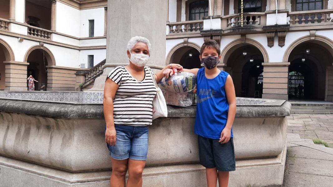 kits de alimentação são entregues às famílias dos estudantes da Faetec