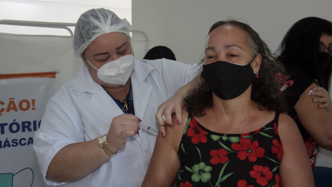 Nova Iguaçu vacina nesta quinta-feira (6) gestantes, puérperas e lactantes acima de 18 anos, homens e mulheres com comorbidades e profissionais de educação de 54 anos