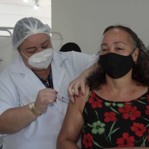 Nova Iguaçu vacina nesta quinta-feira (6) gestantes, puérperas e lactantes acima de 18 anos, homens e mulheres com comorbidades e profissionais de educação de 54 anos