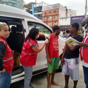 Duque de Caxias vacina pessoas em situação de rua contra a covid-19