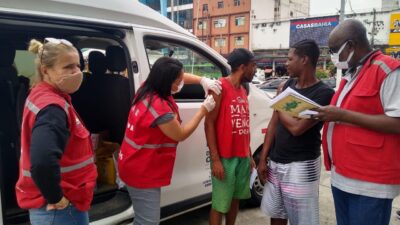 Duque de Caxias vacina pessoas em situação de rua contra a covid-19