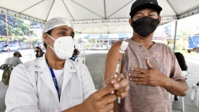 Nova Iguaçu vacina pessoas até 46 anos sem divisão de gêneros